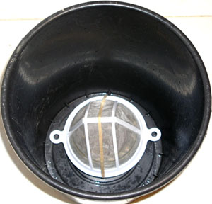 Bocal au fond du cache-pot.