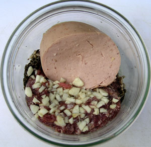 Dans le bocal cervelas et ail &eacute;minc&eacute;.