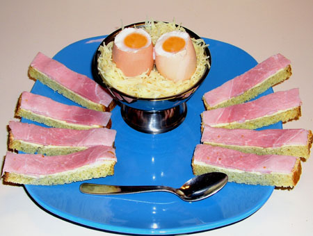 De bons oeufs naturels et des mouillettes.