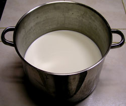  Un faitout de lait.