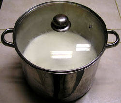 Pose d'un couvercle sur le faitout