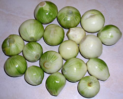 Des oignons &eacute;pluch&eacute;s.