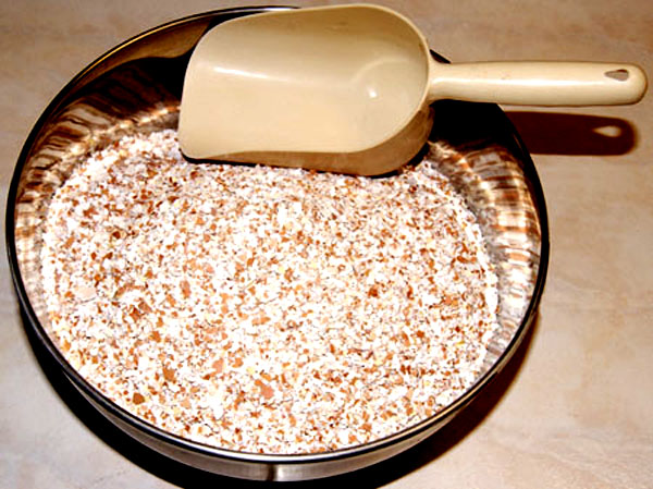 Un bol de coquilles bris&eacute;es.