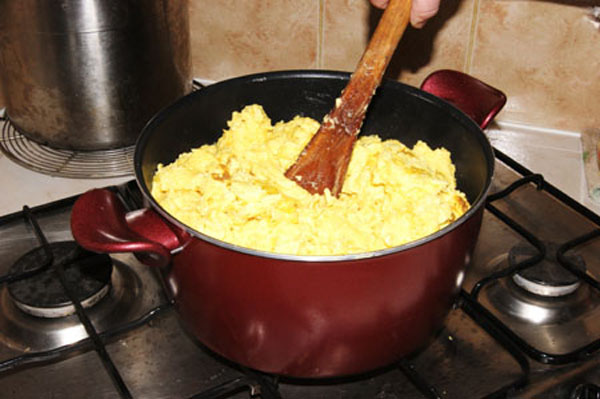 Cuisson grosse omelette.