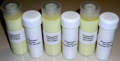 Flacons de poudre et de lotion.