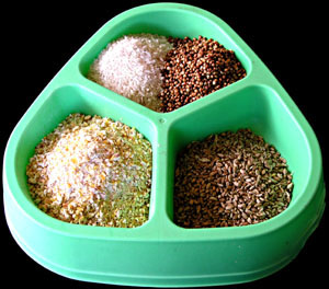 Une mangeoire tripode. Mangeoire 3 compartiments.